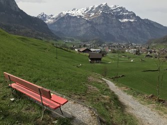 Glarner Bänkli in Ennenda, Bild: www.bankgeheimnisse.ch