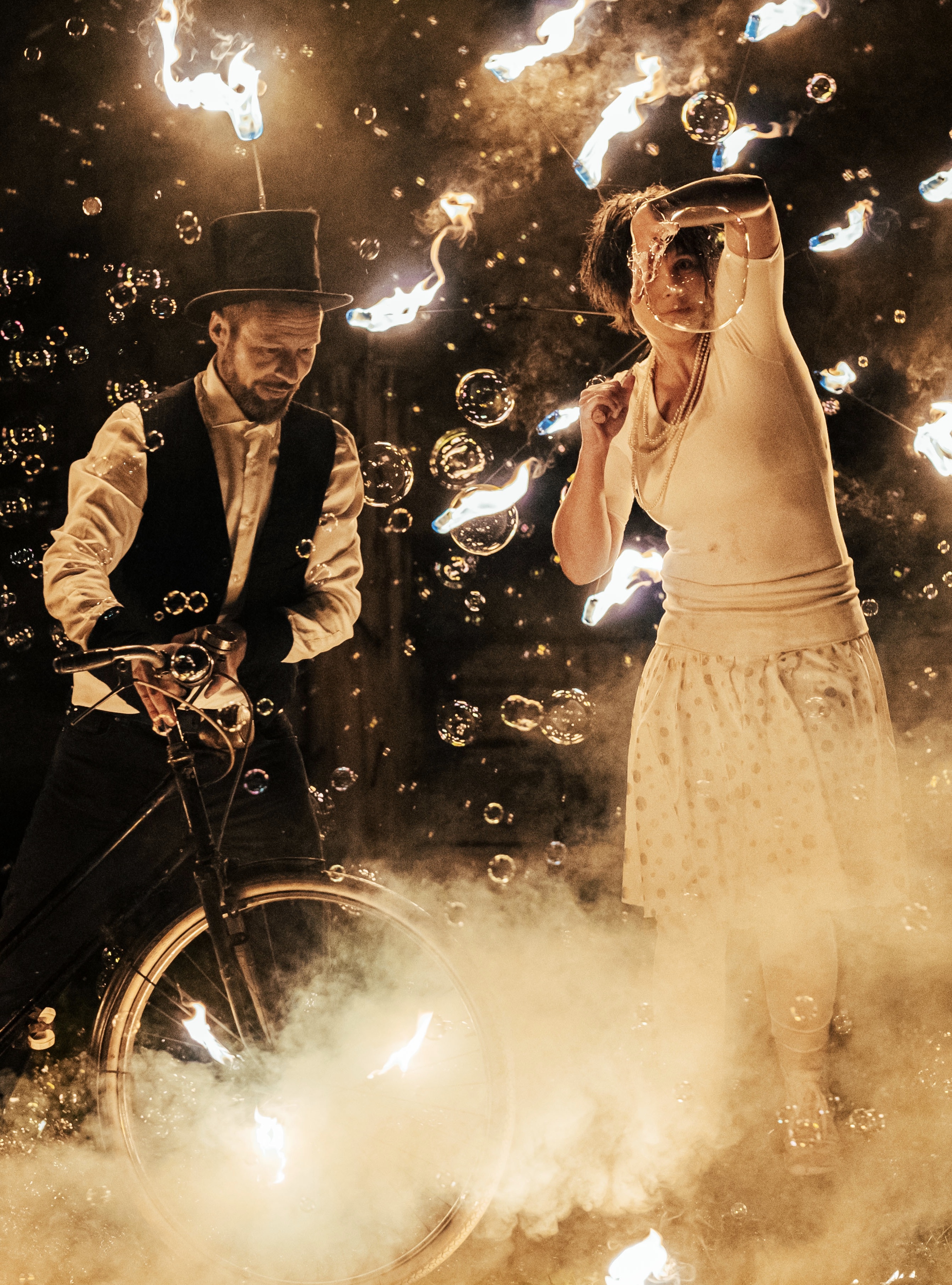 Glitzer, Glanz und Feuertanz