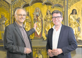 Projektleiter Guido Estermann (rechts) und Realisator Urs-Beat Frei am Kulturpunkt «Beinhaus St. Anna, Baar». (Bild PD/Thomas%20M%C3%BCller%29
