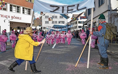 Der%20Kinderumzug%20in%20Ober%C3%A4geri%20findet%20nur%20alle%20f%C3%BCnf%20Jahre%20statt.%20Dieses%20Schweinerennen%20also%20auch.%20%28Christian%20H.%20Hildebrand%29%20