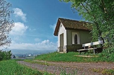 Die%20St.-Jost-Kapelle%20beim%20Lowald%20steht%20an%20exponierter%20Lage.%20In%20ihrem%20Inneren%20stehen%20die%20Figuren%20der%20Heiligen%20Johannes%20des%20Evangelisten%2C%20Jost%20und%20Katharina.%20%28Bild%3A%20Andreas%20Faessler%29