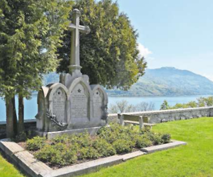 Das%20neugotische%20Grabmal%20der%20Gonzenbach-Escher%20bei%20der%20Pfarrkirche%20von%20Risch.%20%28Bild%3A%20Andreas%20Faessler%29