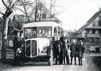 Das%20erste%20Postauto%2C%20das%20nach%20Neuheim%20fuhr%2C%20auf%20einer%20Aufnahme%20aus%20den%201940er-Jahren.%20Im%20Hintergrund%2C%20rechts%2C%20ist%20das%20alte%20%C2%ABSch%C3%A4fli%C2%BB%20zu%20sehen.%20%28Bild%20PD%29