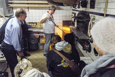 Der Pfister erklärt den Holzofen