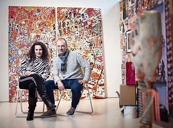Sitzen%20in%20%C2%ABihrem%C2%BB%20Atelier%20in%20der%20Galerie%20Urs%20Reichlin%3A%20M.S.%20Bastian%20und%20Isabelle%20L.%20%28Bild%20Stefan%20Kaiser%20Zug%2C%2023.%20Januar%202020%29