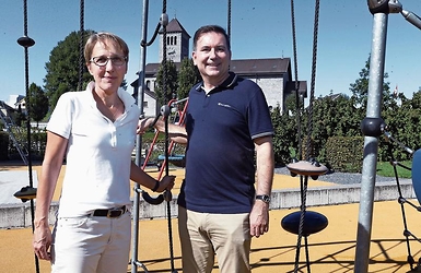 Judith%20Knobel-F%C3%A4h%2C%20Pr%C3%A4sidentin%20des%20Kirchenchors%20Rotkreuz%2C%20und%20Diakon%20Roger%20Kaiser%20vor%20der%20Pfarrkirche.%20%28Bild%20Werner%20Schelbert%29