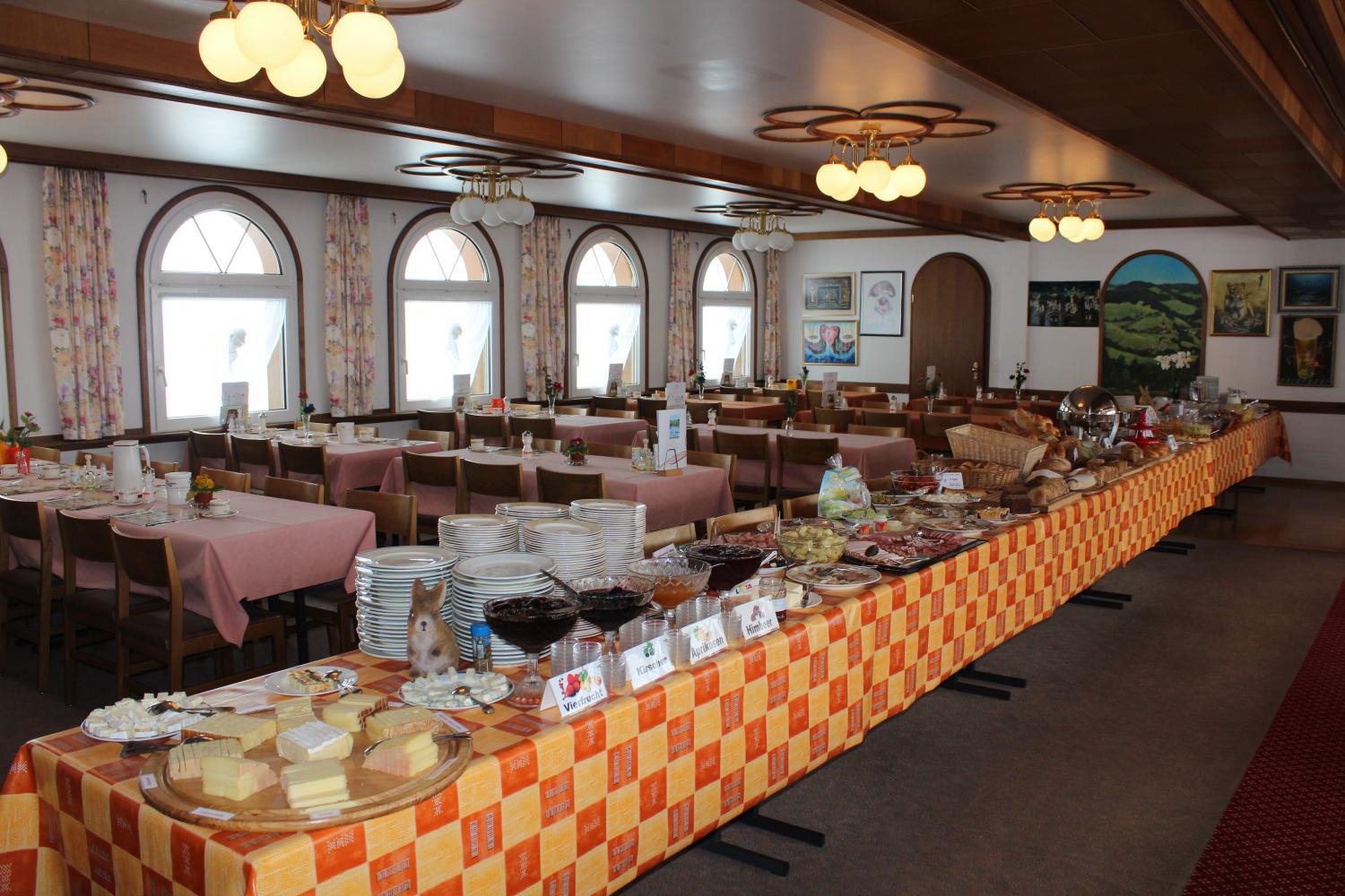 Grosses Frühstücksbuffet in unserem Panoramasaal Grosses Frühstücksbuffet in unserem Panoramasaal