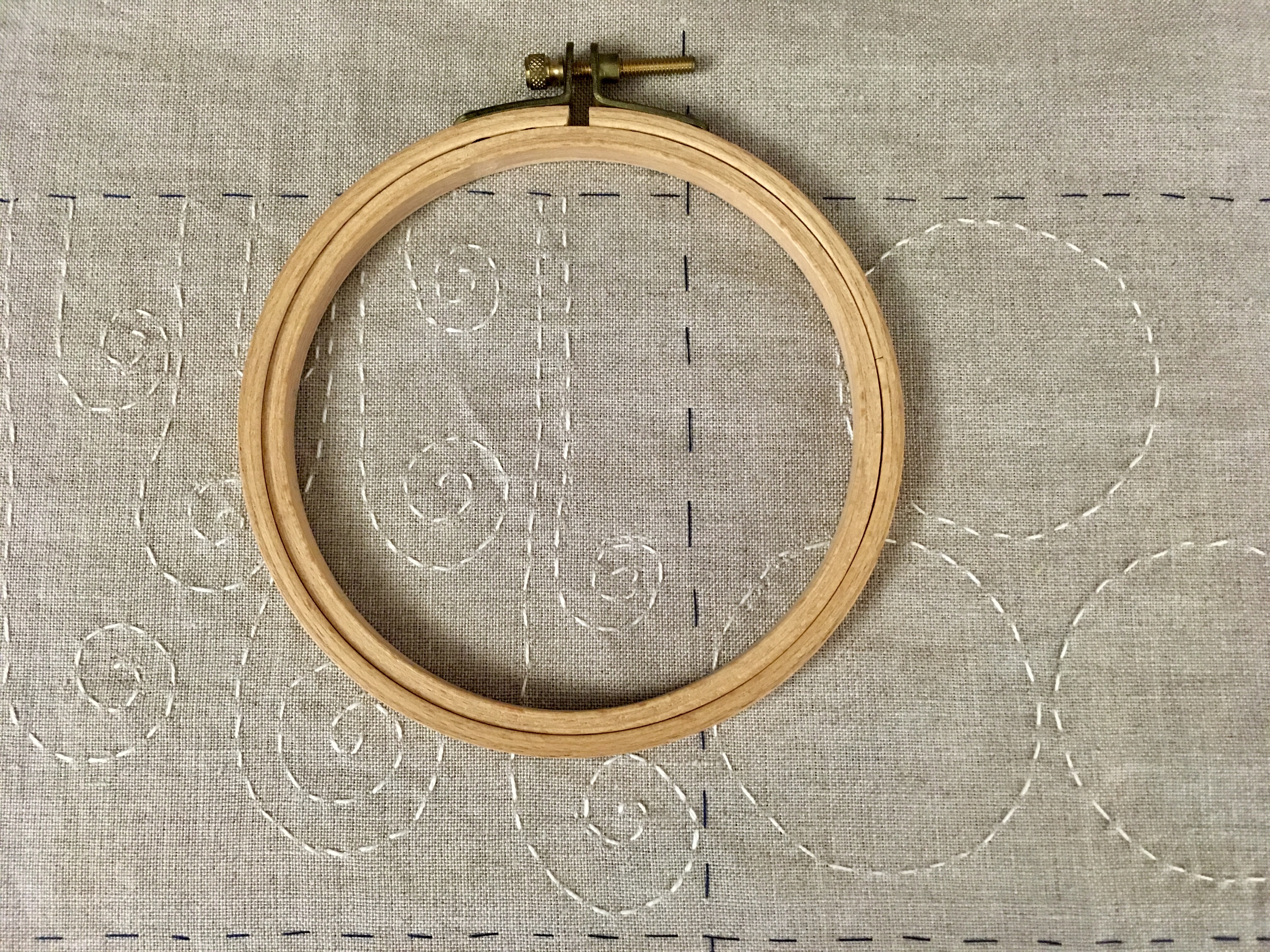 Hand-Stick-Werkstatt im Tischtuch-Nähatelier les cigales