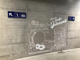 Fasnachtssujet in der Personenunterführung am Bahnhof Glarus