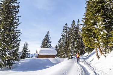 Raufgehen zum Runterkommen: Die ÖV-Anreise ins Glarnerland dauert zum Beispiel ab Zürich HB zwischen 45 und 90 Minuten. Bild: Travelita