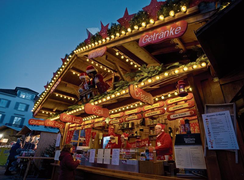 Cr%C3%AApes%2C%20Gl%C3%BChwein%20und%20Kafi%20Luz%3A%20In%20der%20Zuger%20Altstadt%20ist%20wieder%20Weihnachtsmarkt.%20%28Bild%20Stefan%20Kaiser%29