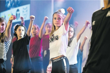 Mitreissend%20dynamisch%3A%20der%20Auftritt%20der%20Mavement%20Dance%20School%20%28MDS%29.%20%28Bild%20Roger%20Zbinden%29